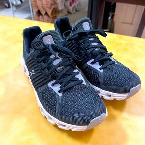 On Running cloudswift . Black . Size 8